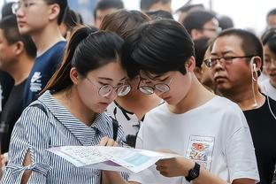 输球不开心☹️哈登与维尼修斯、卡马文加合影，登哥面无表情